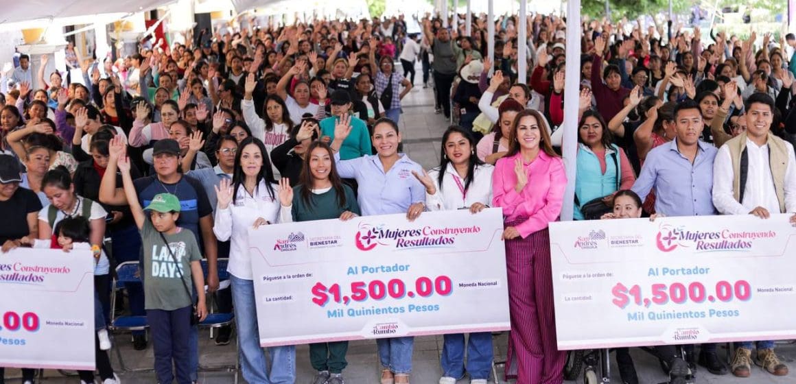 Lupita Cuautle entrega apoyos económicos y capacitación a mujeres emprendedoras en San Andrés Cholula