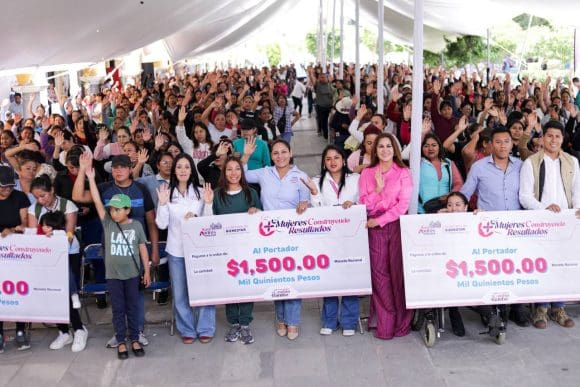 Lupita Cuautle entrega apoyos económicos y capacitación a mujeres emprendedoras en San Andrés Cholula