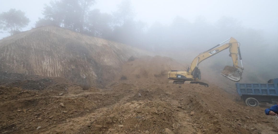 Respuesta inmediata del Gobierno de Puebla ante deslizamiento en carretera por huracán Erick
