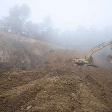 Respuesta inmediata del Gobierno de Puebla ante deslizamiento en carretera por huracán Erick
