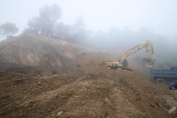 Respuesta inmediata del Gobierno de Puebla ante deslizamiento en carretera por huracán Erick