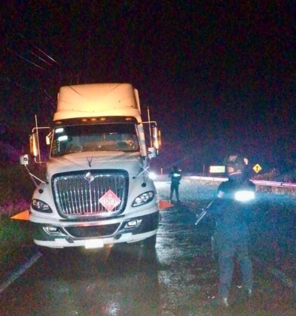 Detienen a conductor con 21 mil litros de combustible ilegal en Texcapa, Puebla