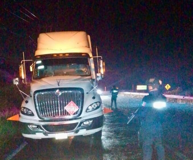 Detienen a conductor con 21 mil litros de combustible ilegal en Texcapa, Puebla