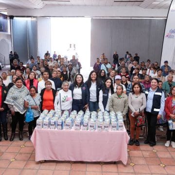 Lupita Cuautle impulsa el autocuidado con entrega de kits de salud en San Andrés Cholula