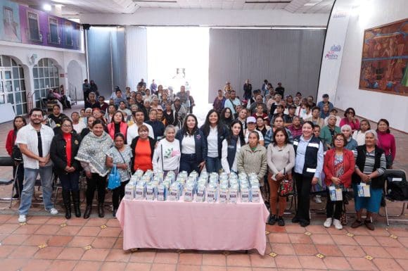 Lupita Cuautle impulsa el autocuidado con entrega de kits de salud en San Andrés Cholula