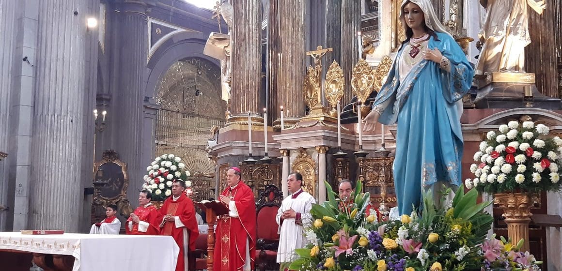 Oraciones por la paz y las víctimas de la violencia en México durante misa en la Catedral de Puebla