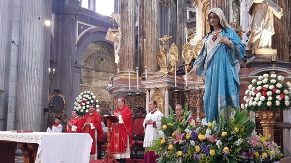 Oraciones por la paz y las víctimas de la violencia en México durante misa en la Catedral de Puebla