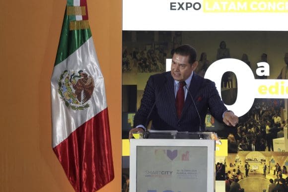 Armenta denuncia abandono en Puebla capital; anuncia plan de rescate vial