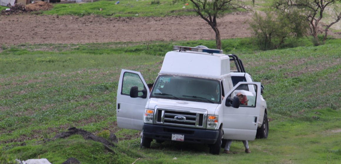 Hallan cadáver semienterrado en estado de descomposición en Valsequillo, Puebla