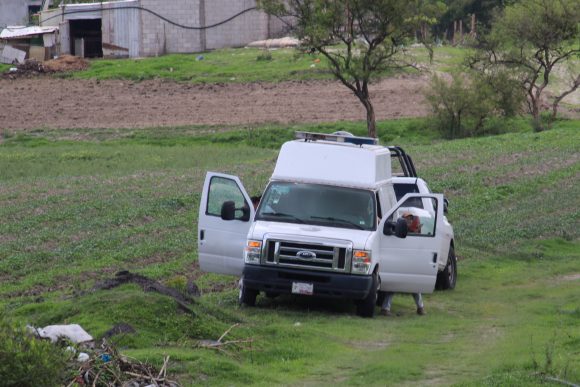 Hallan cadáver semienterrado en estado de descomposición en Valsequillo, Puebla
