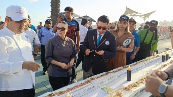 Mazatlán rompe Récord Guinness con línea de sashimi de 1 kilómetro y pone a México en el mapa mundial gastronómico