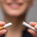 Francia prohíbe fumar en parques, playas y espacios públicos