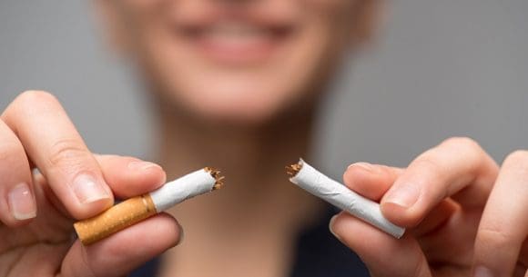 Francia prohíbe fumar en parques, playas y espacios públicos