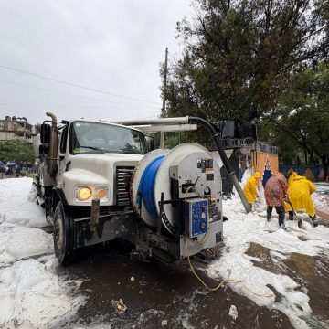 Inundaciones y espuma cubren calles de Naucalpan tras fuertes lluvias