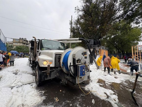 Inundaciones y espuma cubren calles de Naucalpan tras fuertes lluvias