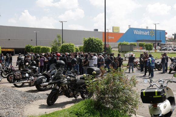 Motociclistas permiten paso libre en caseta de Puebla-Atlixco; protestan contra la Ley Chaleco