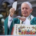 Monseñor Sánchez Espinosa pide oración por la paz y es galardonado