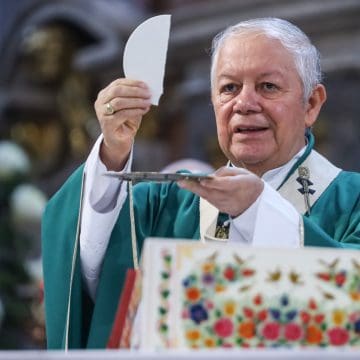 Monseñor Sánchez Espinosa pide oración por la paz y es galardonado