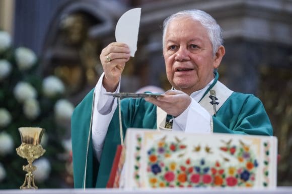 Monseñor Sánchez Espinosa pide oración por la paz y es galardonado