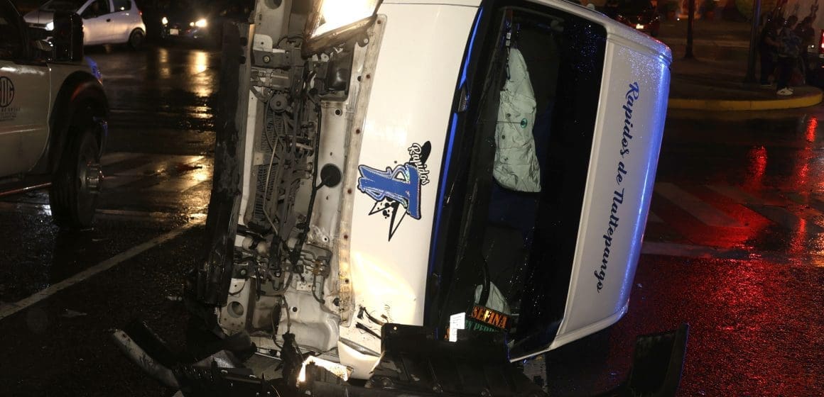 Volcadura de transporte público en Puebla deja 11 lesionados en Los Fuertes