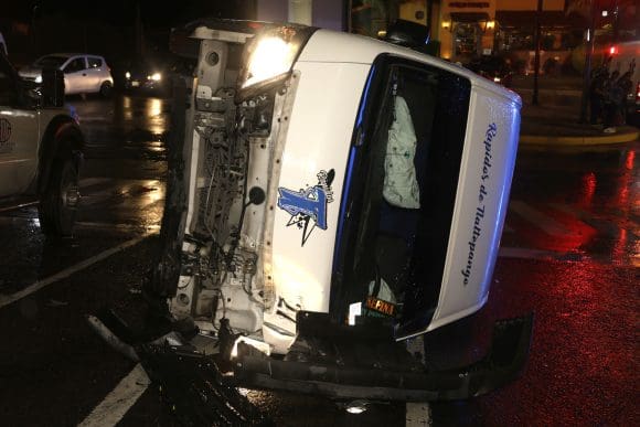 Volcadura de transporte público en Puebla deja 11 lesionados en Los Fuertes