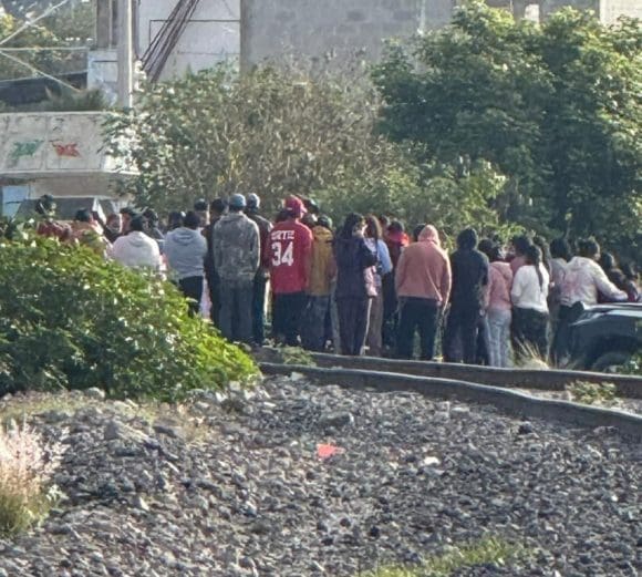 Joven muere arrollado por tren en Acajete, Puebla