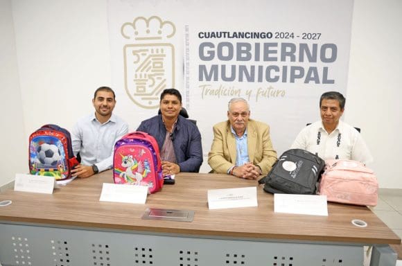 Cuautlancingo apoya el regreso a clases con la entrega de 11 mil kits escolares