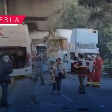 Camión de pasajeros protagoniza accidente en la autopista México-Puebla
