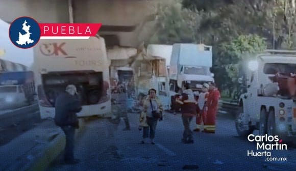 Camión de pasajeros protagoniza accidente en la autopista México-Puebla