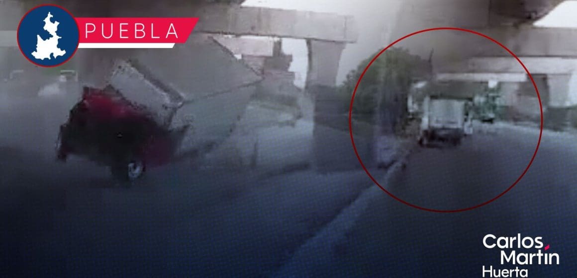 Camioneta de carga se impacta contra pilar de concreto en la autopista México-Puebla