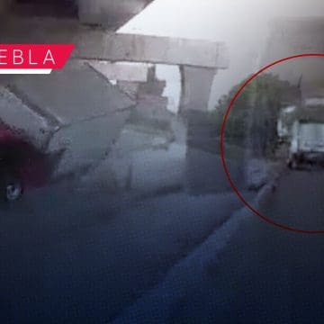 Camioneta de carga se impacta contra pilar de concreto en la autopista México-Puebla