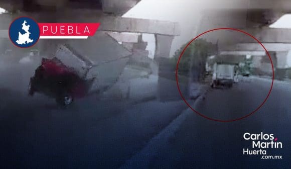 Camioneta de carga se impacta contra pilar de concreto en la autopista México-Puebla