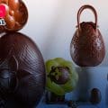Integrante de Grupo Firme rompe bolsa de chocolate Louis Vuitton