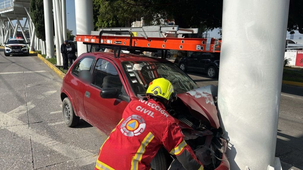 Choque contra pilar de ciclovía en Bulevar Hermanos Serdán deja un lesionado grave