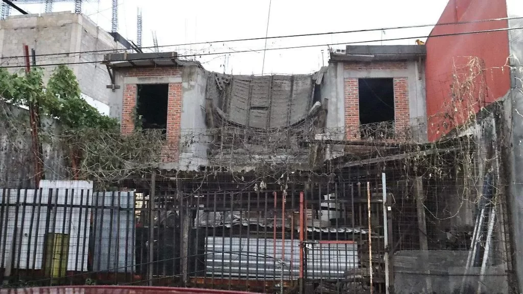 Colapsa techo de vivienda en Tres Cruces; hay tres albañiles heridos 1 Colapsa techo de vivienda en Tres Cruces; hay tres albañiles heridos