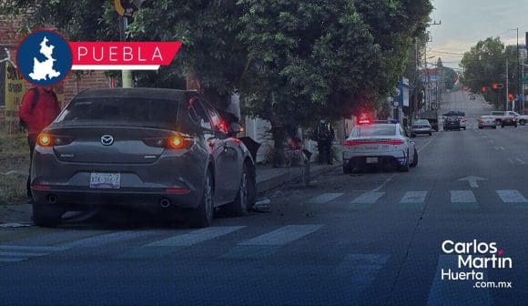 Conductor con problemas cardíacos choca contra semáforo en la 25 Oriente de Puebla