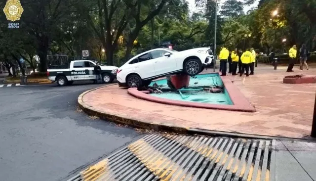 Detienen a conductor en Polanco tras quedarse dormido y chocar contra una fuente 2 Detienen a conductor en Polanco tras quedarse dormido y chocar contra una fuente 2 1