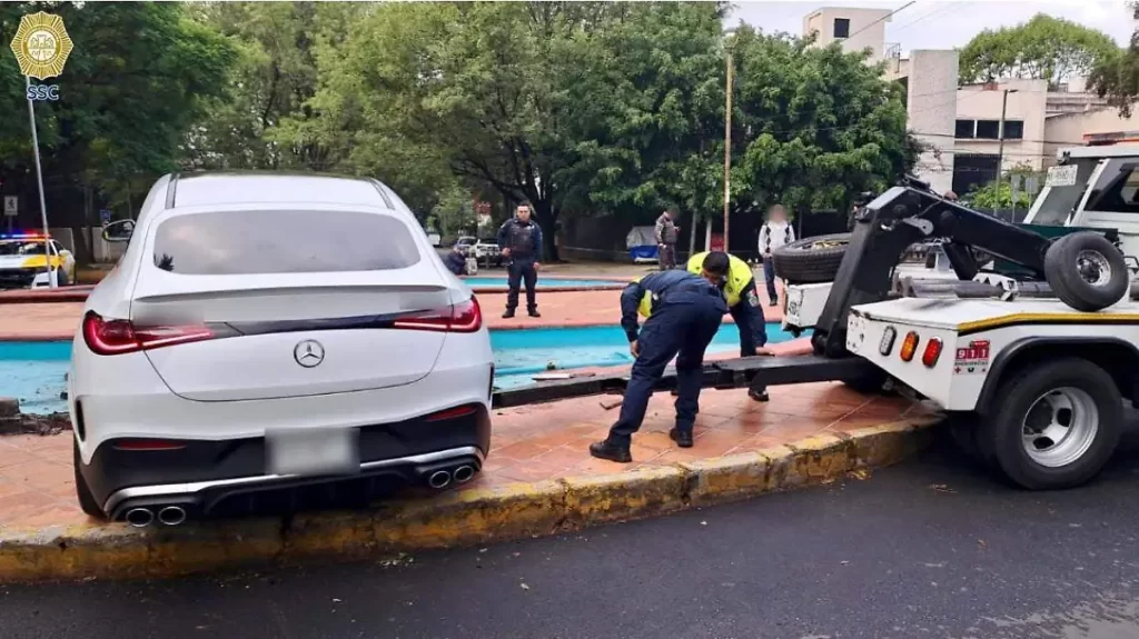 Detienen a conductor en Polanco tras quedarse dormido y chocar contra una fuente 1 Detienen a conductor en Polanco tras quedarse dormido y chocar contra una fuente