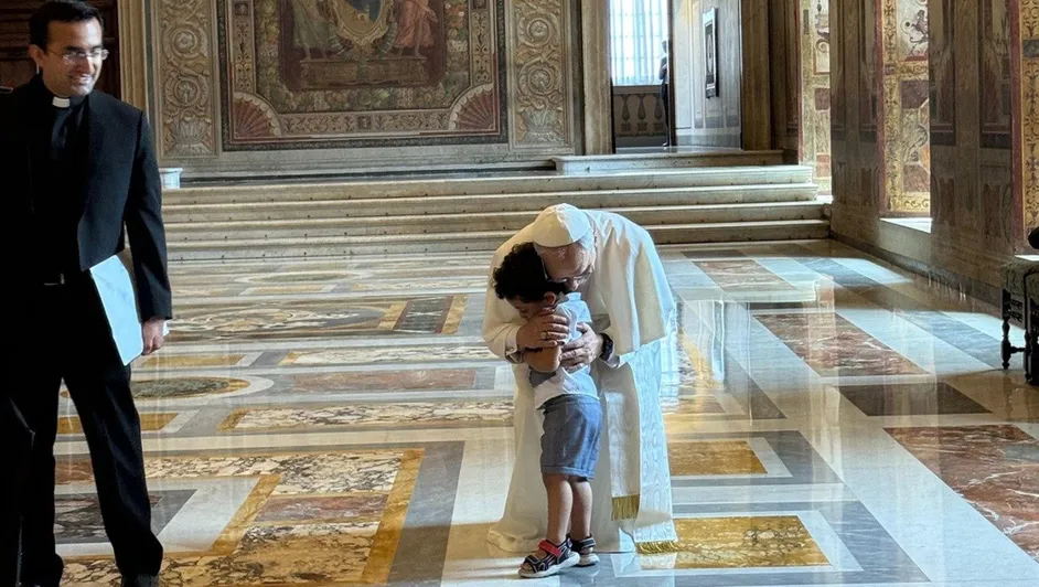 El Papa León XIV abraza a niño que irrumpió en audiencia privada en el Vaticano 1 El Papa León XIV abraza a niño que irrumpió en audiencia privada en el Vaticano