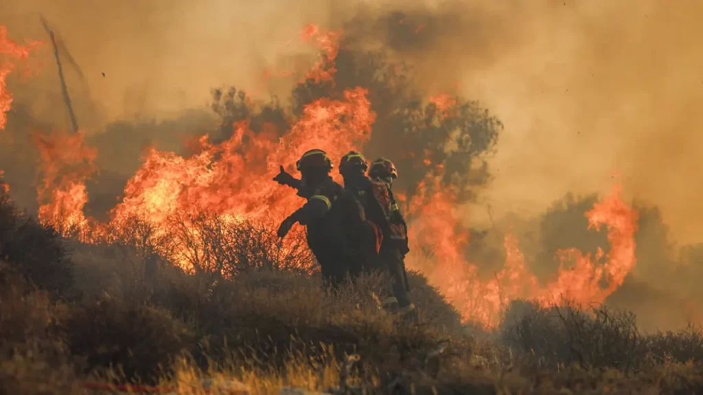Evacuaciones masivas tras incendios forestales en zonas turísticas de Grecia y Turquía