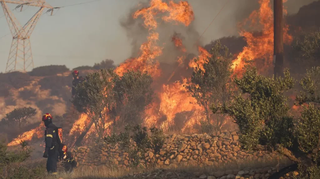 Evacuaciones masivas tras incendios forestales en zonas turisticas de Grecia y Turquia 3