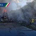 Explota pipa con gasolina en la carretera Puebla-Tlapa tras volcadura