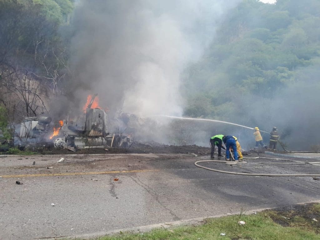 Explota pipa con gasolina en la carretera Puebla-Tlapa tras volcadura