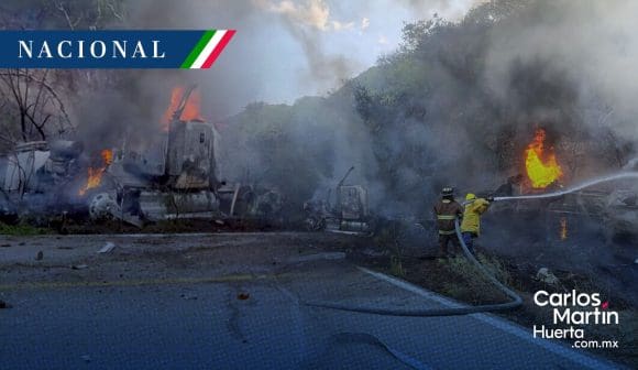 Explota pipa con gasolina en la carretera Puebla-Tlapa tras volcadura