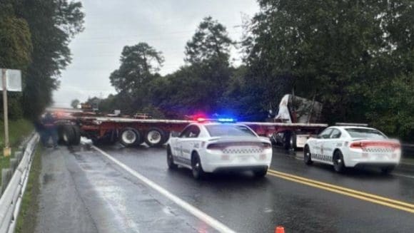 Dos muertos en violento choque entre tráiler y camioneta en autopista México-Tuxpan
