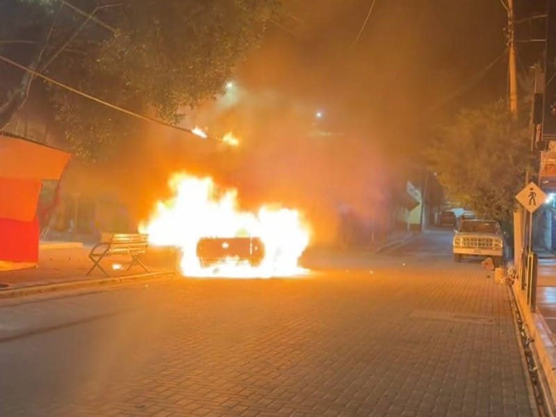 Incendian camioneta familiar en el centro de Santa Maria Coapan 3