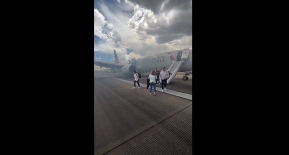 Se incendia avión de American Airlines en aeropuerto de Denver