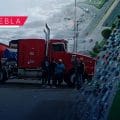 Caos en la Vía Atlixcáyotl: Transportistas de AMOTAC bloquean por inseguridad en carreteras
