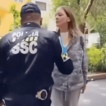 Mujer argentina en CDMX lanza insultos racistas a policía en video viral