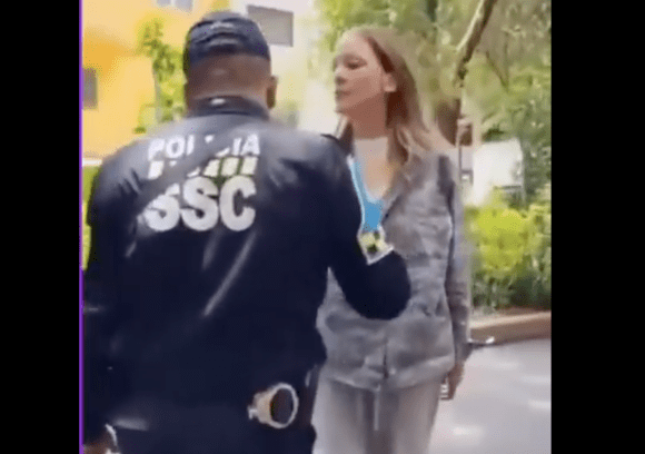 Mujer argentina en CDMX lanza insultos racistas a policía en video viral